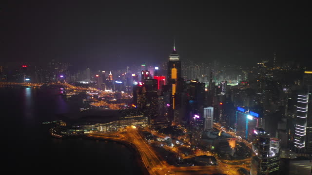 nachts-beleuchteten-Hong-Kong-Stadt-Innenstadt-Verkehr-Bucht-Luftbild-Panorama-4k