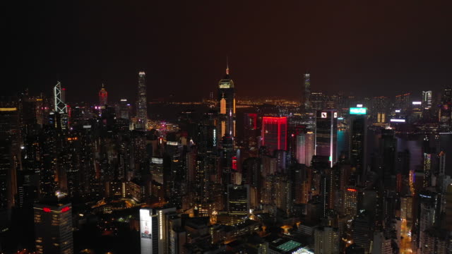 nachts-beleuchtet-Hong-Kong-Stadt-Innenstadt-aerial-Panorama-4k