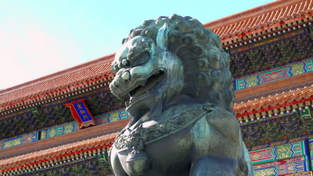 Löwe-aus-Bronze-vor-der-Halle-der-höchsten-Harmonie-in-Peking-verbotene-Stadt