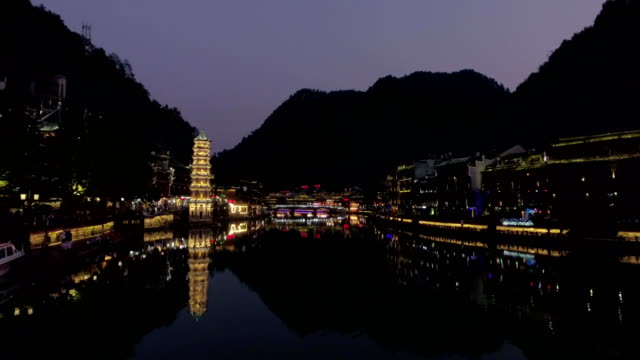 Vista-nocturna-de-la-ciudad-de-centro-histórico-de-Fenghuang,-China
