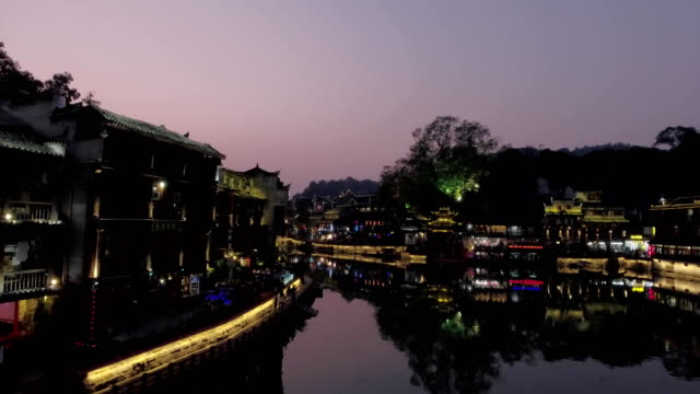 Fenghuang-alte-Stadt-in-der-Nacht