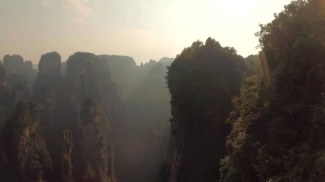 Pilares-de-Karst-en-el-Parque-Nacional-Wulingyuan-en-Zhangjiajie