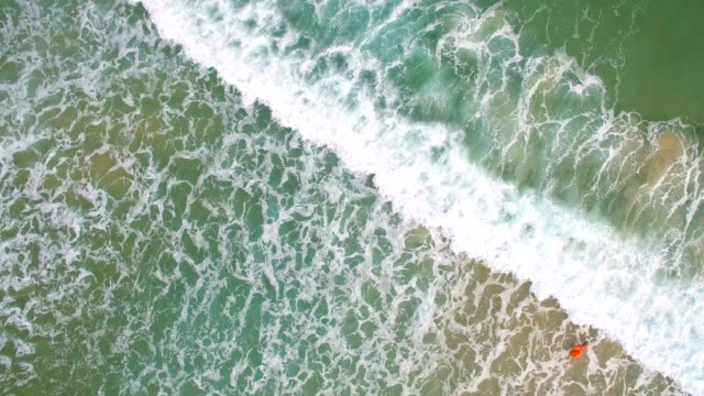 Wellen-des-Meeres-laufen-zu-sandigen-Ufer-Luftbild