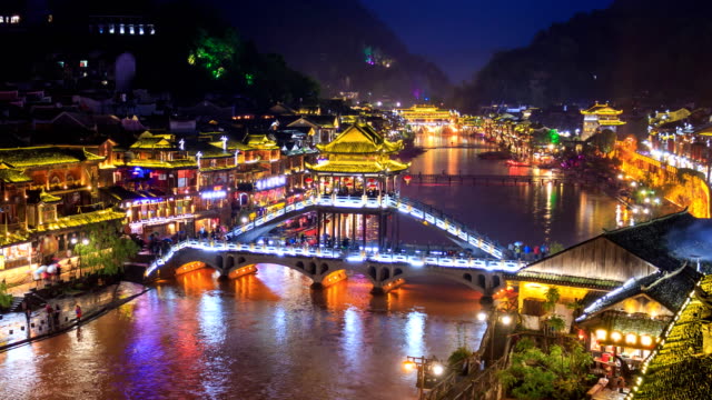Fenghuang-County-schöne-alte-Stadt-der-Provinz-Hunan,-China-4K-Tag-zu-Nacht-Zeitraffer