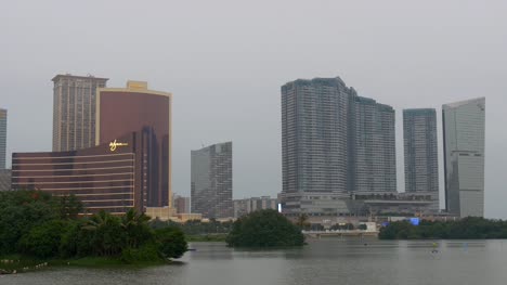 China-Crepúsculo-nublado-Macao-ciudad-céntrico-hotel-Bahía-4k
