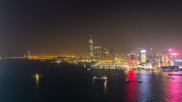 China-Hong-Kong-Stadt-berühmte-Nacht-Leuchtturm-Kowloon-Bay-auf-dem-Dach-Panorama-4k-Zeitraffer
