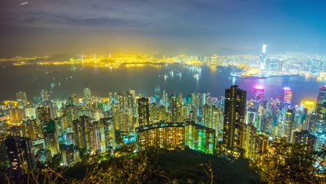 China-brillante-noche-famoso-hong-kong-el-panorama-del-paisaje-urbano-de-pico-4k-lapso-de-tiempo