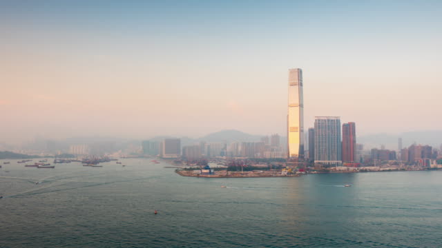 China-Hong-Kong-Sonnenuntergang-Kowloon-Bay-Harbor-auf-dem-Dach-Panorama-4k-Zeitraffer