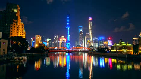 Shanghai-Pudong-por-la-noche-Shanghai,-Pudong-es-el-distrito-financiero-más-próspero-de-China,-China.