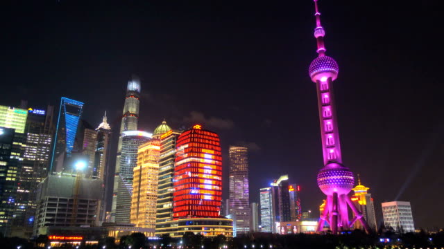 Blick-auf-die-Skyline-von-Shanghai-in-der-Nacht.-Oriental-Pearl-Tower-und-Huangpu-Fluss.