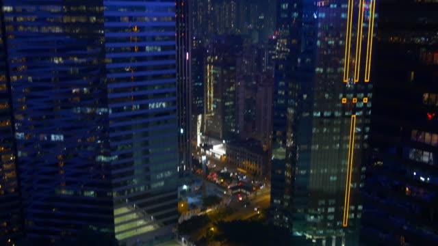 Hong-Kong-Stadt-Nacht-Zeit-Beleuchtung-Innenstadt-Tennisplatz-auf-dem-Dach-Panorama-4k-china