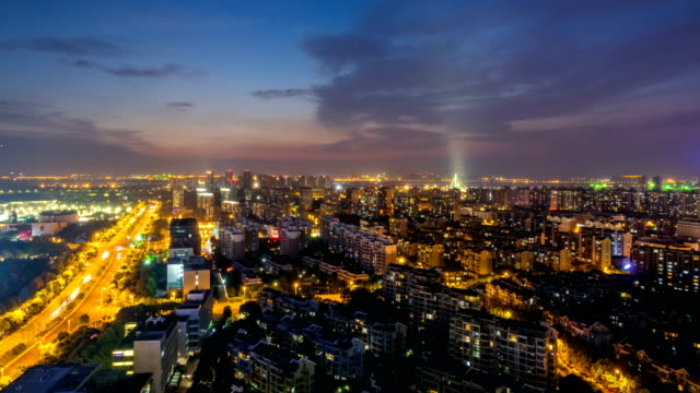 Lapso-de-tiempo-del-paisaje-urbano-en-la-noche-de-Hexi-nanjing-ciudad-nueva,-china