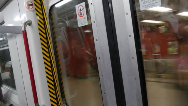 Hong-Kong-Metro-überfüllten-Wagen-Eingang-Tür-Fahrt-Panorama-4k-china