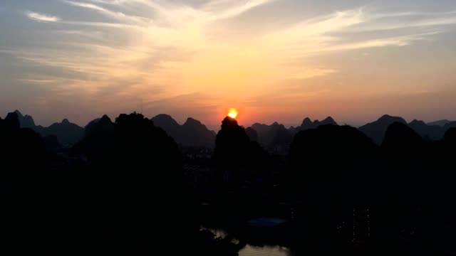 Puesta-de-sol-con-las-montañas-en-guilin-china