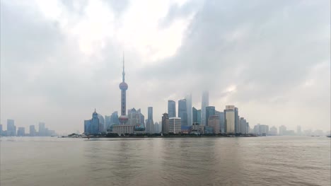 Tiempo-transcurrido-skyline-de-Shanghai-y-paisaje-urbano-en-la-noche-al-día