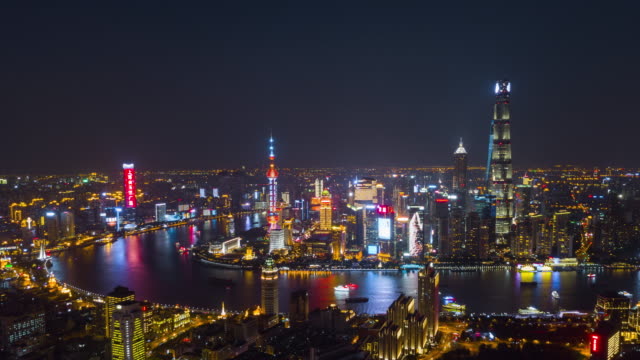 China-Nachtzeit-beleuchtet-berühmten-shanghai-Pudong-Huangpu-Fluss-Stadtbild-aerial-Panorama-4k-Zeitraffer
