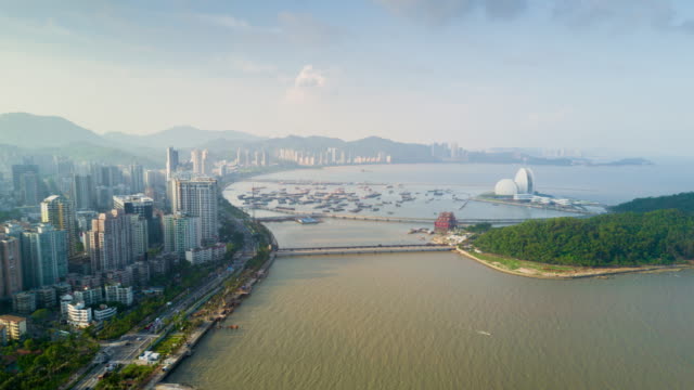 China-Sonnentag-Zhuhai-Stadtbild-Bucht-Opernhaus-Insel-aerial-Panorama-4k-Zeitraffer