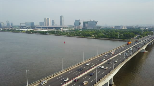 China-Tag-Zeit-Guangzhou-Tagungs--und-Ausstellungszentrum-Zentrum-Verkehr-Brücke-aerial-Panorama-4k