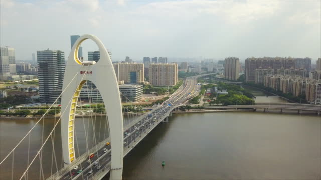 día-soleado-guangzhou-ciudad-tráfico-liede-Puente-Río-Perla-china-de-panorama-aéreo-4k