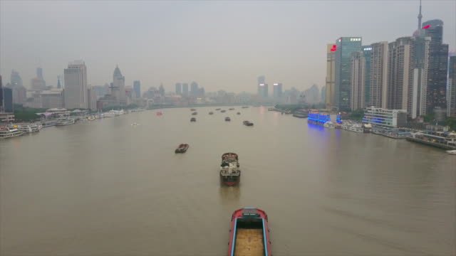 Crepúsculo-de-China-Shangai-panorama-aéreo-del-paisaje-urbano-de-la-río-huangpu-tráfico-4k