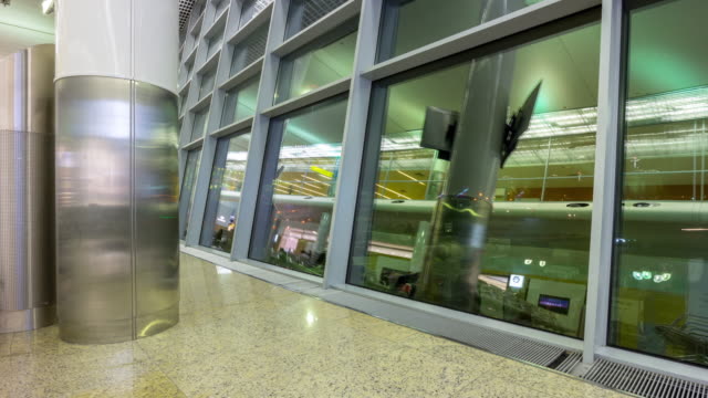 Wuhan-Ciudad-Aeropuerto-ventana-reflexión-salón-panorama-4k-timelapse-de-china