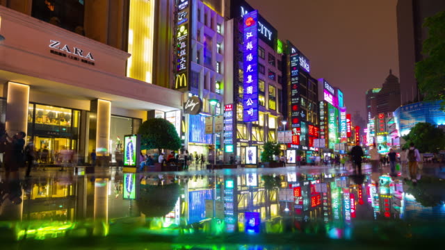 Nacht-Reflexion-Fußgängerzone-Einkaufs-Nanjing-Straße-4k-Zeitraffer-China-shanghai
