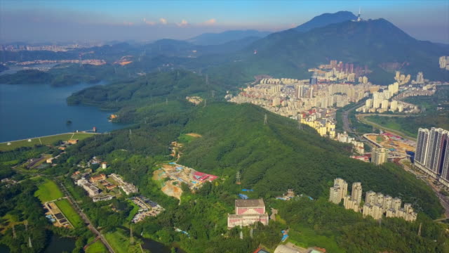 China-Sonnentag-Shenzhen-Stadtbild-Park-See-aerial-Bergpanorama-4k
