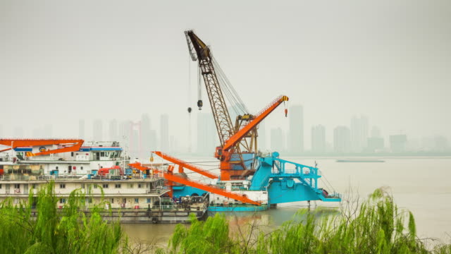 Tageszeit-Wuhan-Yangtze-Fluss-Industriebau-Kran-Panorama-4-k-Zeit-hinfällig,-china