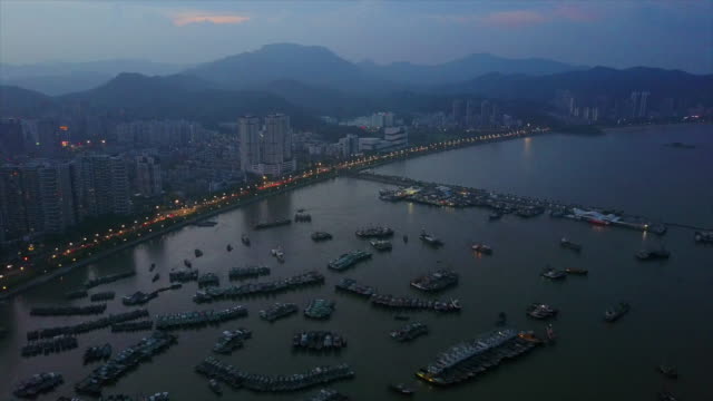Puerto-de-paisaje-urbano-de-zhuhai-Bahía-noche-tiempo-estacionamiento-china-panorama-aéreo-4k