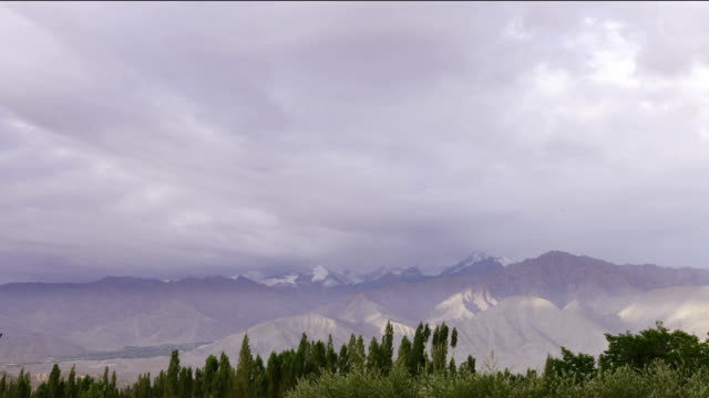 Definición-de-4K-de-lapso-de-tiempo-de-las-nubes-en-las-montañas-del-Himalaya-en-la-ciudad-de-Leh,-Ladakh-región.