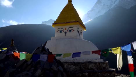 Buddhistischer-Stupa-in-den-Himalaya-Bergen