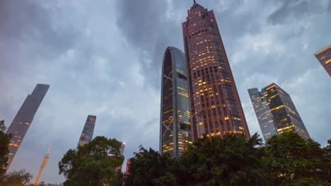 trüben-Abend-Guangzhou-Innenstadt-von-berühmten-Gebäuden-Panorama-hinfällig-4-k-Zeit-china
