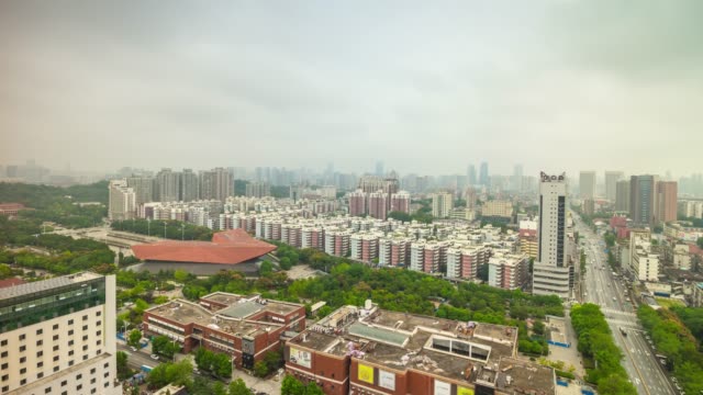 nebligen-Tag-Wuhan-City-Museum-der-Revolution-auf-dem-Dach-Panorama-4-k-Zeit-hinfällig,-china