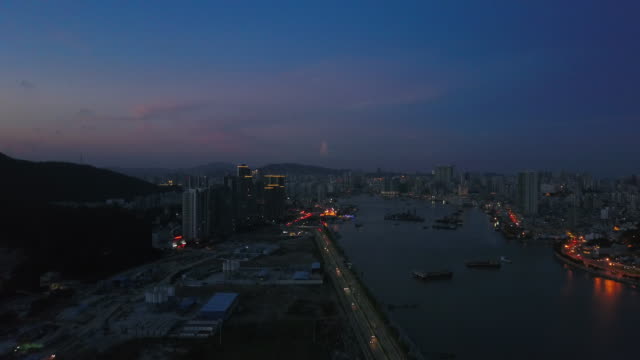 puesta-de-sol-de-la-noche-tiempo-zhuhai-ciudad-río-Bahía-panorama-aéreo-4k-china