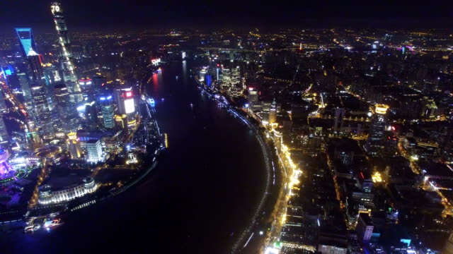 Aerial-View-von-Downtown-Shanghai-bei-Nacht-in-China.