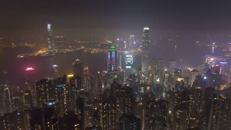 Iluminados-Hong-Kong-Skyline-por-la-noche.-Lapso-de-tiempo-panorámica-horizontal.-Vista-desde-el-Pico-Victoria.