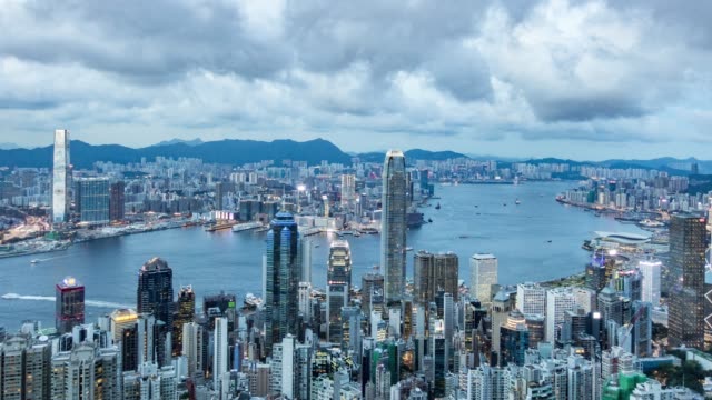 timelapse-del-skyline-de-Hong-Kong-y-Victoria-Bay-día-noche
