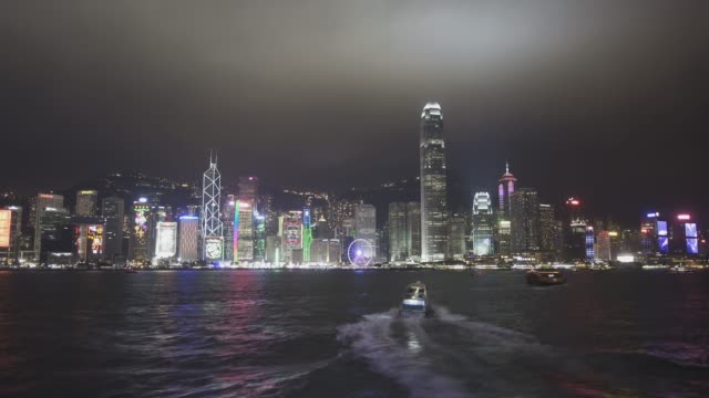 Hong-Kong-en-la-noche.-Barcos-en-el-puerto-de-Victoria