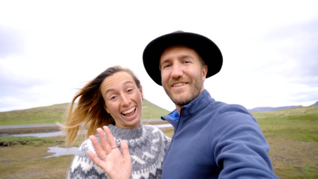 4K-Selfie-retrato-de-pareja-de-turistas-en-Islandia-en-Kirkjufell-montaña