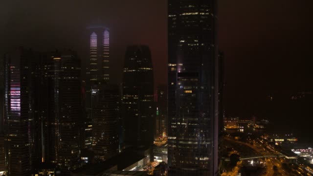 Horizonte-de-tiempo-de-noche-fantástica-con-rascacielos-iluminados.-Stock.-Vista-elevada-del-centro-de-Dubai,-Emiratos-Árabes-Unidos.-Fondo-colorido-viaje