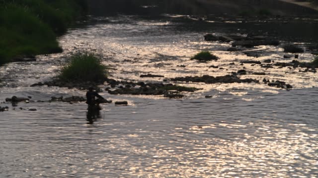 Un-hombre-pesca-con-mosca-en-el-río