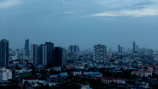 Ciudad-inteligente.-Día-al-lapso-de-tiempo-de-noche.-Edificios-barrio-y-rascacielos-financieros.-Vista-aérea-de-la-zona-centro-de-la-ciudad-de-Bangkok,-Tailandia.