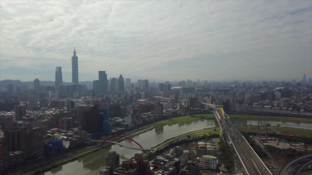 Taiwan-Taipei-Stadtbild-sonnigen-Tag-Verkehr-Straße-und-Fluss-Brücke-Innenstadt-aerial-Panorama-4k