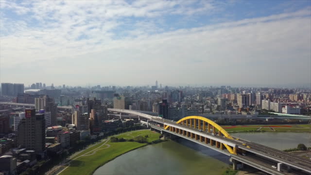 Taiwan-taipei-ciudad-día-soleado-tráfico-río-puente-aéreo-panorama-4k