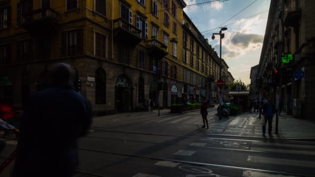 Tarde-soleada-de-Italia-Milán-ciudad-tráfico-calle-4k-timelapse