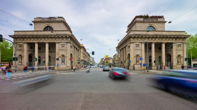 Italien-Mailand-Stadt-sonnigen-Tag-Verkehr-Straße-Kreuzung-Panorama-4k-Zeitraffer