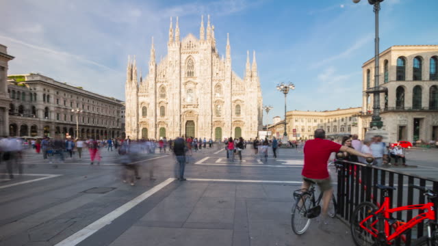 Milán-ciudad-famosa-catedral-llena-Plaza-panorama-4k-timelapse-Italia
