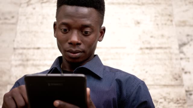 Entspannte-schwarzen-afrikanischen-Mann-auf-der-Straße-mit-digital-Tablette