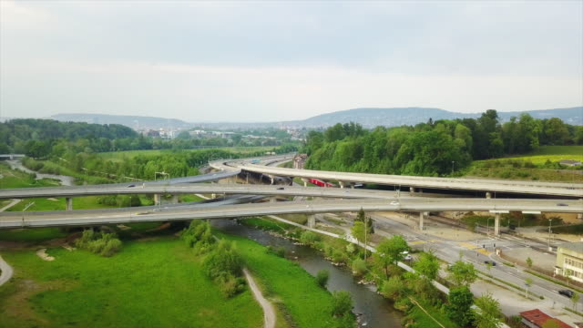 Suiza-zurich-tráfico-fluvial-camino-cruce-aéreo-panorama-4k