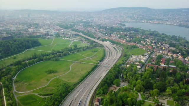 Suiza-zurich-paisaje-junto-al-lago-tráfico-carretera-aérea-panorama-4k